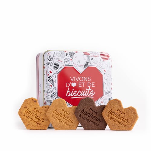 Une boîte de biscuits décorative intitulée "Vivons D'or et de biscuits" avec des illustrations et un motif coeur rouge. Devant la boîte se trouvent quatre biscuits de forme hexagonale de couleurs claires et foncées, chacun portant l'inscription « petit bonheur à grignoter » et « biscuit personnalisé ». Merci pour ces délicieuses gourmandises Petit bonheur à grignoter !