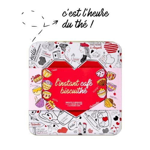 Une boîte carrée ornée d'illustrations de personnages, de pâtisseries et de phrases en français abrite un motif vibrant en son centre : un cœur rouge orné de l'inscription « l'instant café biscuithé », entouré de dessins colorés de biscuits, de desserts et de biscuits personnalisés. Au-dessus de tout cela, la phrase « c'est l'heure du thé ! » ajoute une touche de charme invitante.