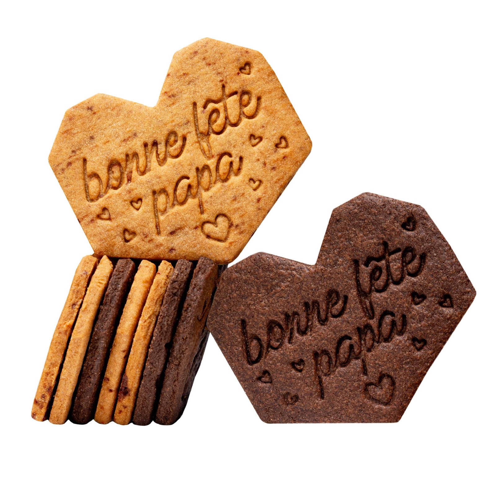 Bien sûr ! Voici votre texte révisé avec « biscuit personnalisé » inclus : Les biscuits « bonne fête papa » sont des biscuits personnalisés en forme de cœur, disponibles en chocolat et nature, gravés de messages festifs et de cœurs, et disposés en pile sur fond blanc.